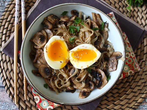 Noodles di riso con funghi e uova (ricetta vegetariana), foto 6