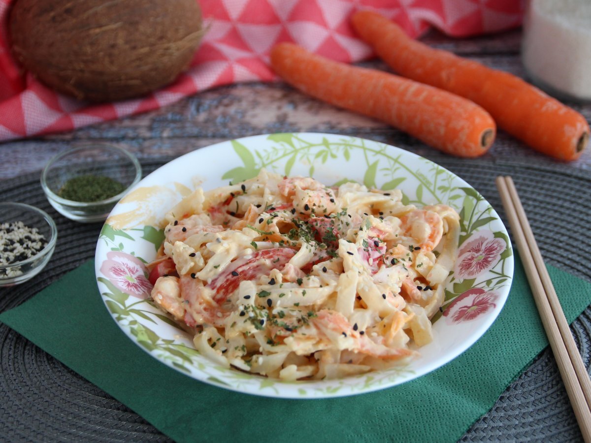 Noodles di riso con gamberi, latte di cocco e verdure