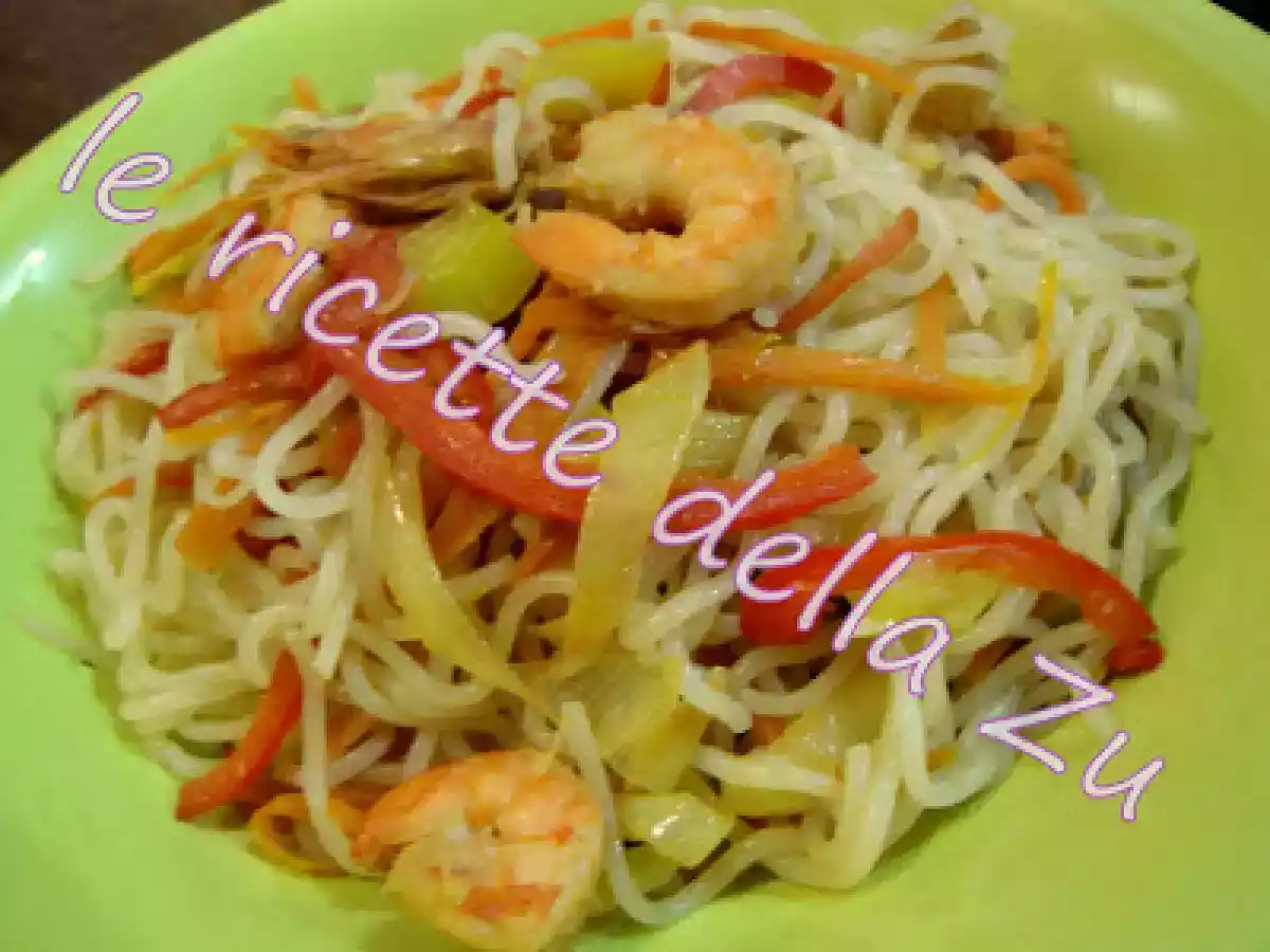 Noodles saltati con Verdure e Gamberi al Curry