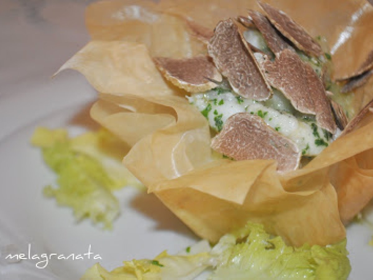 Novembre in cucina. Cestini di pasta fillo con pescatrice e tartufo bianco. - foto 2