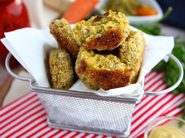 Nuggets di pollo con piselli e carote