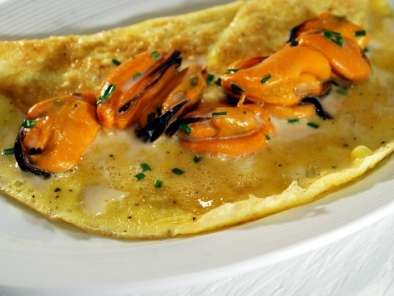 Omelette con cozze ed erba cipollina