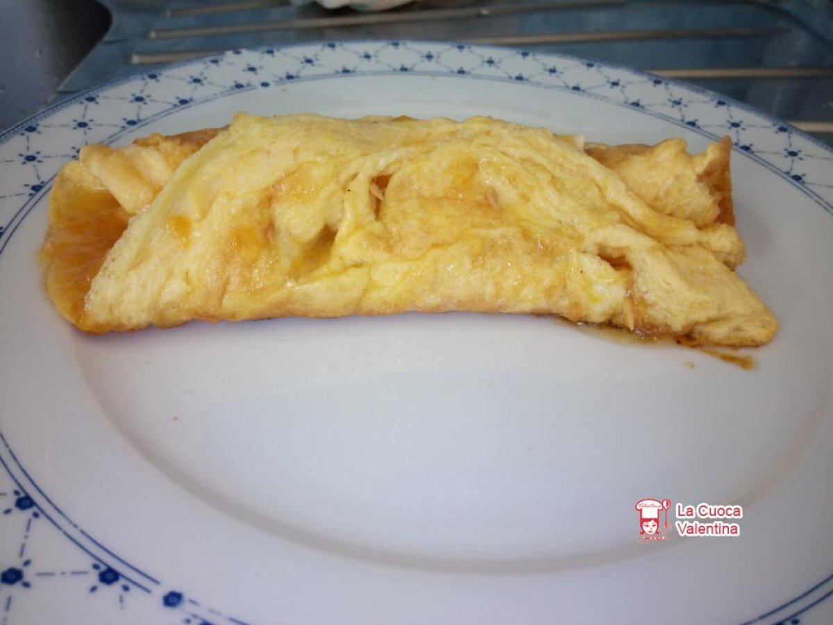 Omelette con marmellata di albicocche e formaggio