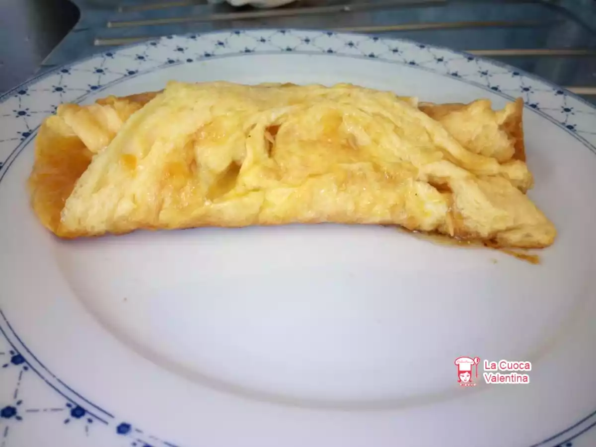 Omelette con marmellata di albicocche e formaggio