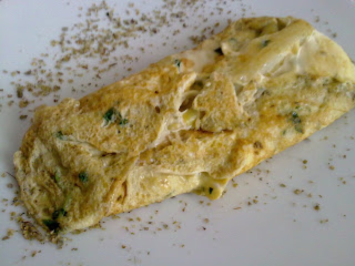 Omelette leggerissima alle erbe con asparagi bianchi e formaggio