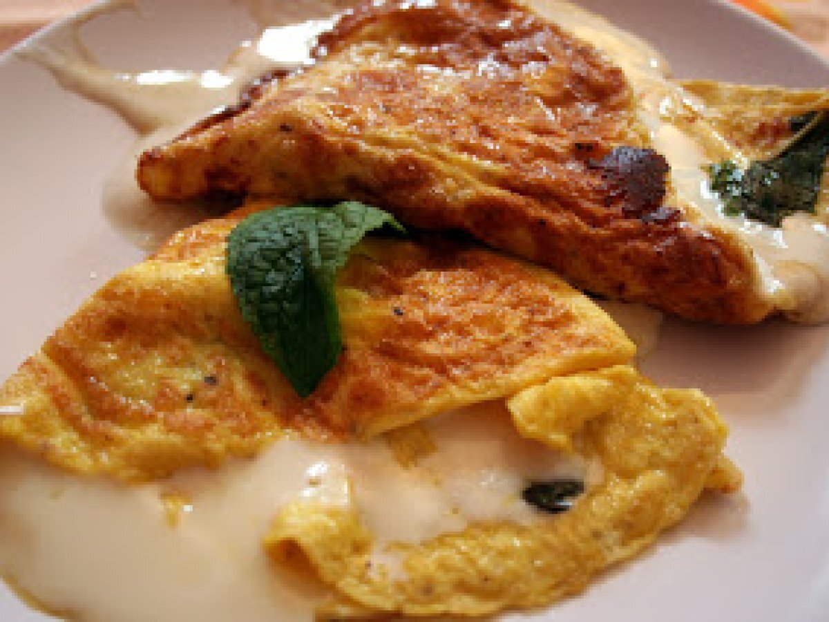 Omelette saporita al formaggio fresco e menta