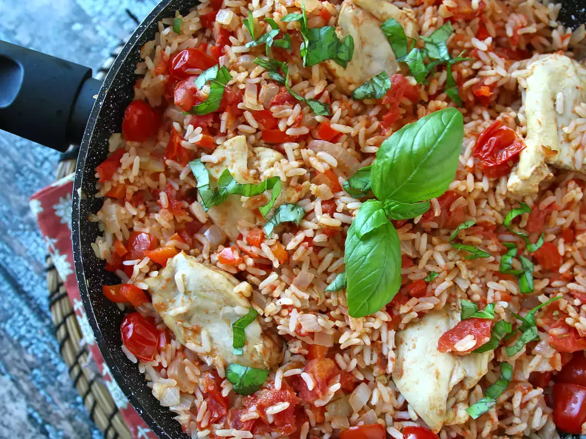 One pot con pollo, riso al pomodoro e peperoni - foto 2