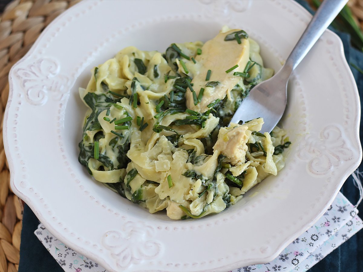 One pot pasta con spinaci, pollo e formaggio caprino fresco