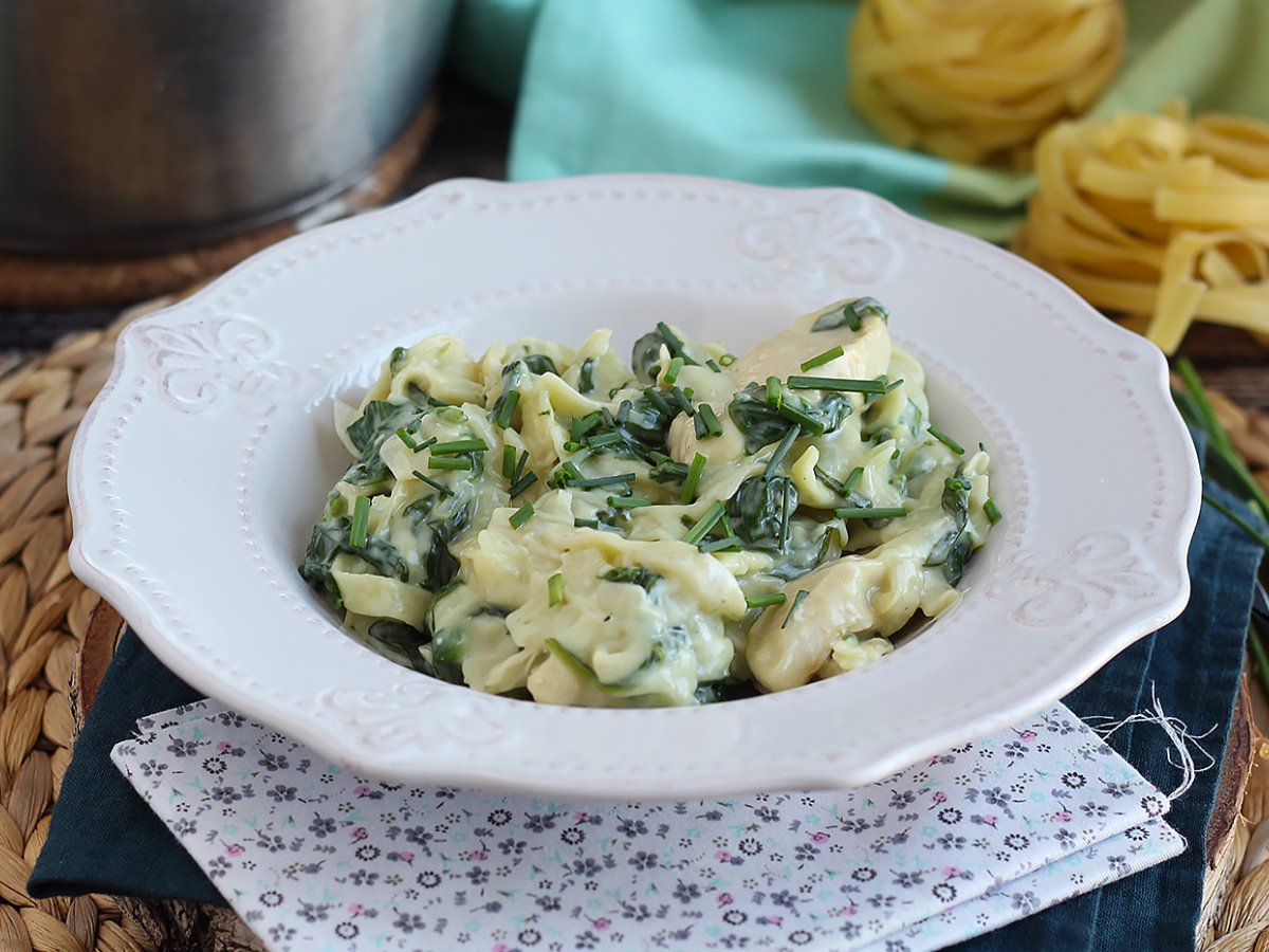 One pot pasta con spinaci, pollo e formaggio caprino fresco - foto 2