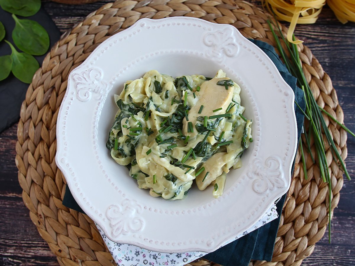 One pot pasta con spinaci, pollo e formaggio caprino fresco - foto 3