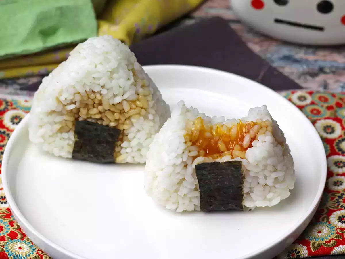 Onigiri con tuorli d’uovo marinati in salsa di soia: ricetta originale giapponese facile - foto 2