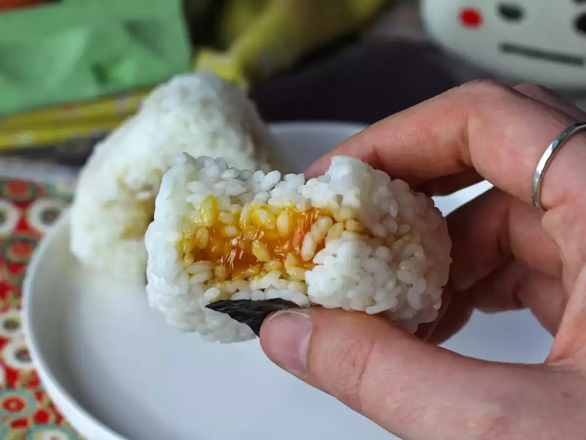 Onigiri con tuorli d’uovo marinati in salsa di soia: ricetta originale giapponese facile - foto 3