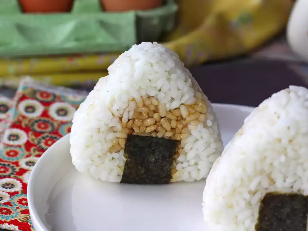 Onigiri con tuorli d’uovo marinati in salsa di soia: ricetta originale giapponese facile - foto 6