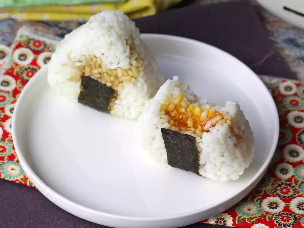 Onigiri con tuorli d’uovo marinati in salsa di soia: ricetta originale giapponese facile - foto 8