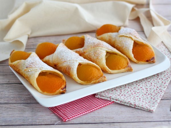 Oranais - Dolcetti di sfoglia con crema pasticcera e albicocche sciroppate Oranais - Dolcetti di sfoglia con crema pasticcera e albicocche sciroppate