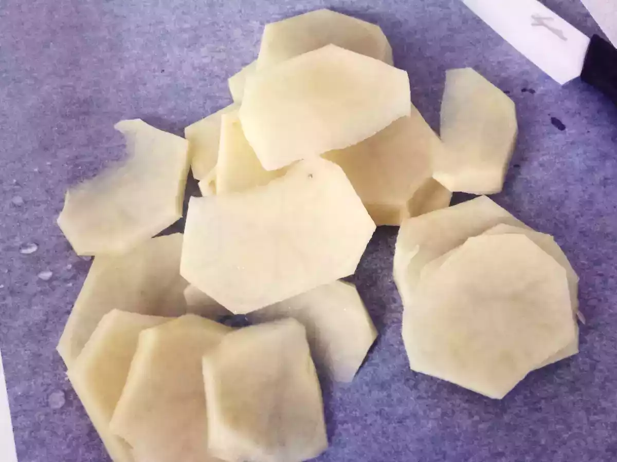 Orata al forno con patate, ciliegini, olive nere ed erbette - foto 2