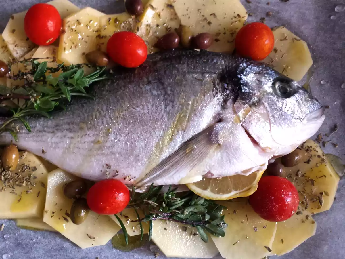 Orata al forno con patate, ciliegini, olive nere ed erbette - foto 3