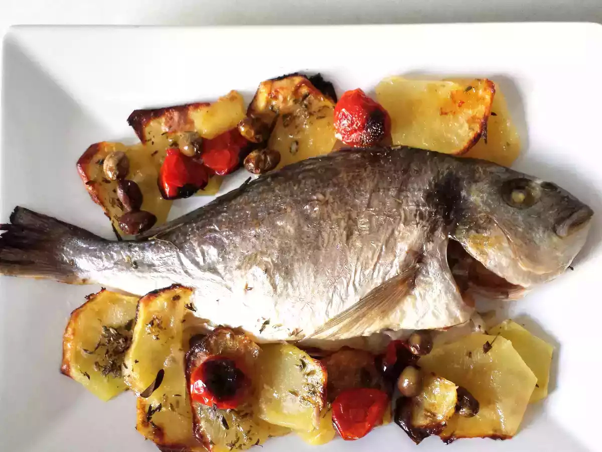 Orata al forno con patate, ciliegini, olive nere ed erbette - foto 4