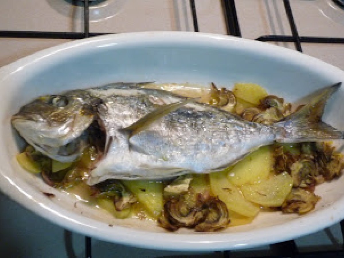 Orata al forno con patate e carciofi