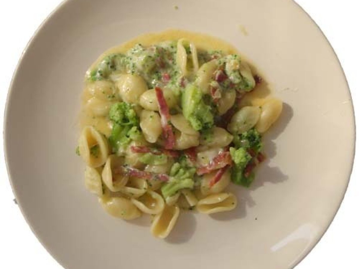 Orecchiette broccoli e salame piccante