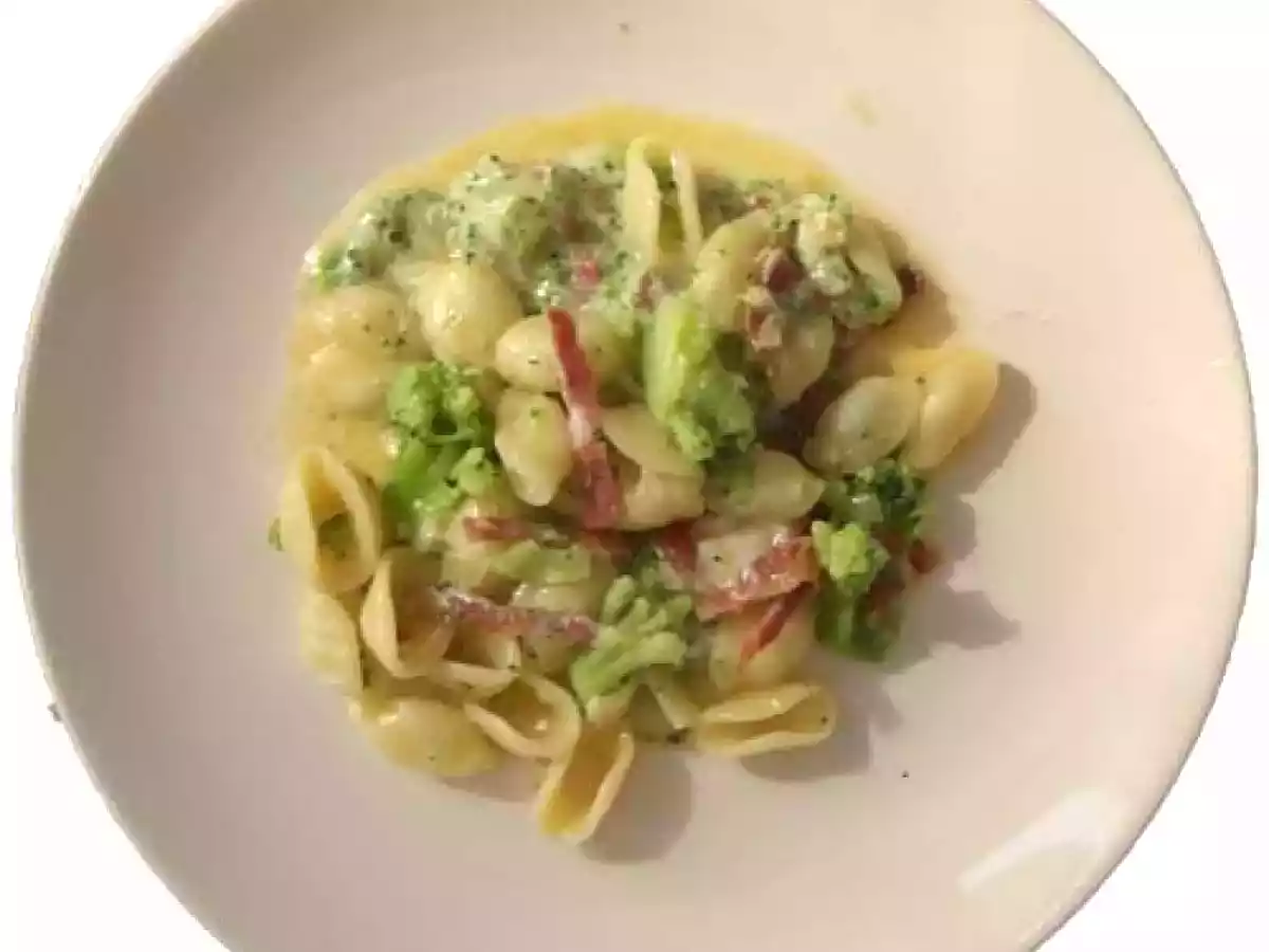 Orecchiette broccoli e salame piccante