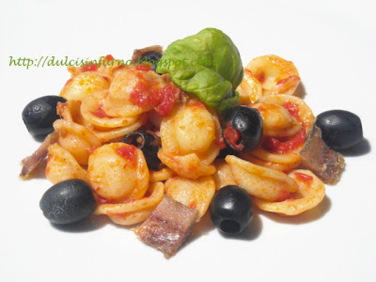 Orecchiette con Alici e Olive Nere