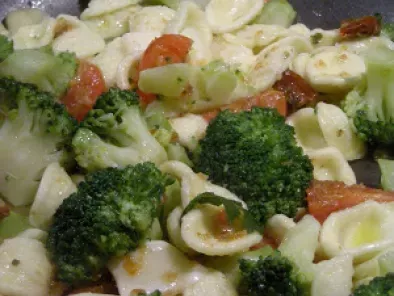 Orecchiette con broccoli, pomodorini, pane fritto e taleggio