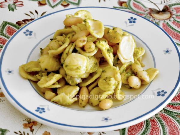 Orecchiette con fagioli cannellini e pesto