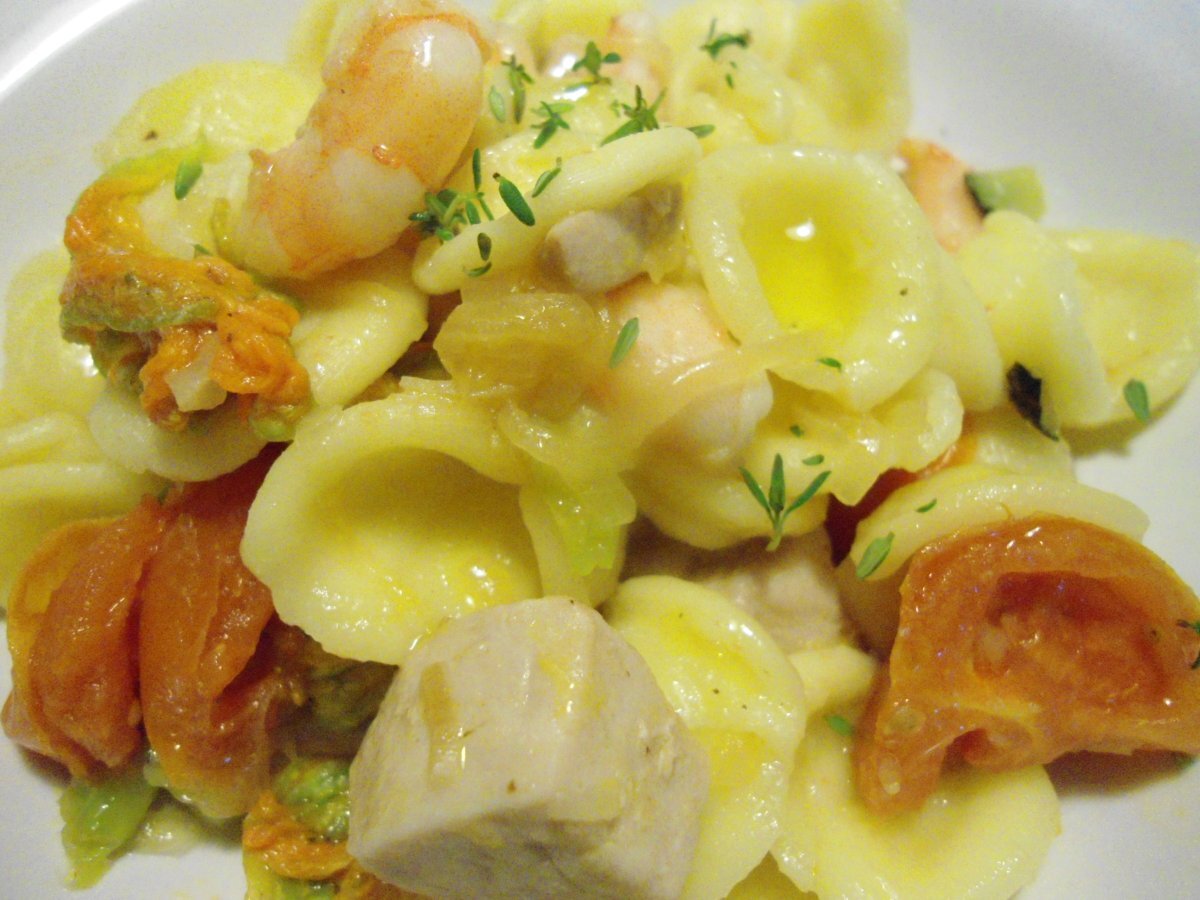 Orecchiette con fiori di zucca, gamberi e tonno fresco