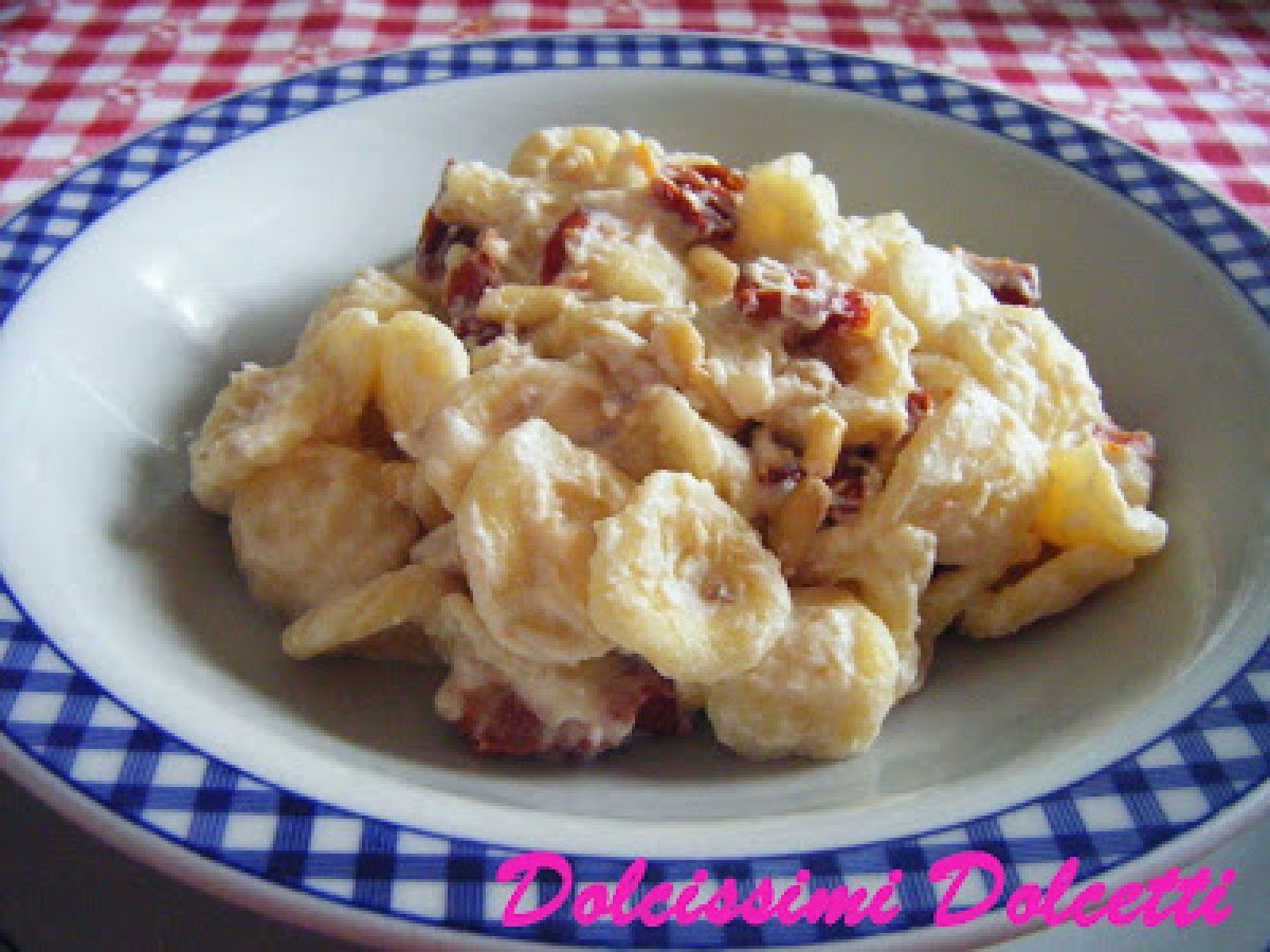 Orecchiette con pinoli e pomodori secchi di San Gimignano