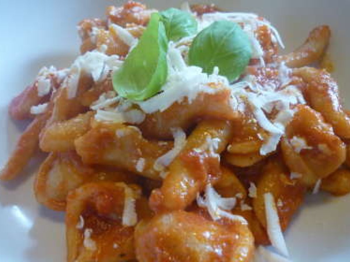 Orecchiette con pomodorini, cipolla rossa di Tropea e ricotta salata