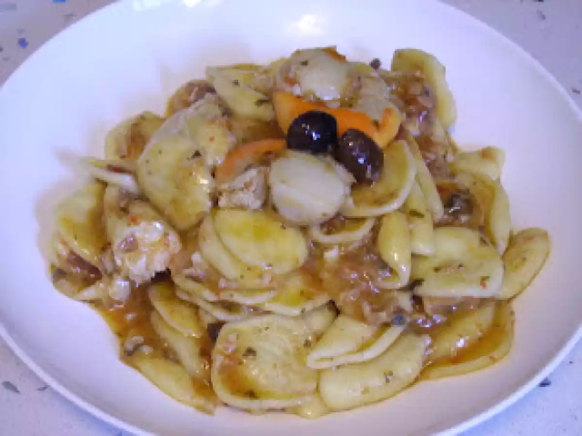 Orecchiette con ragù di triglie, capesante e olive taggiasche