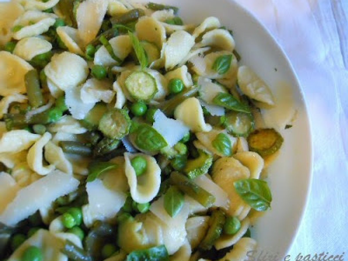 Orecchiette con verdure e basilico