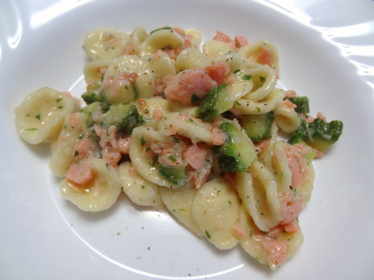 Orecchiette in salsa di salmone e zucchine