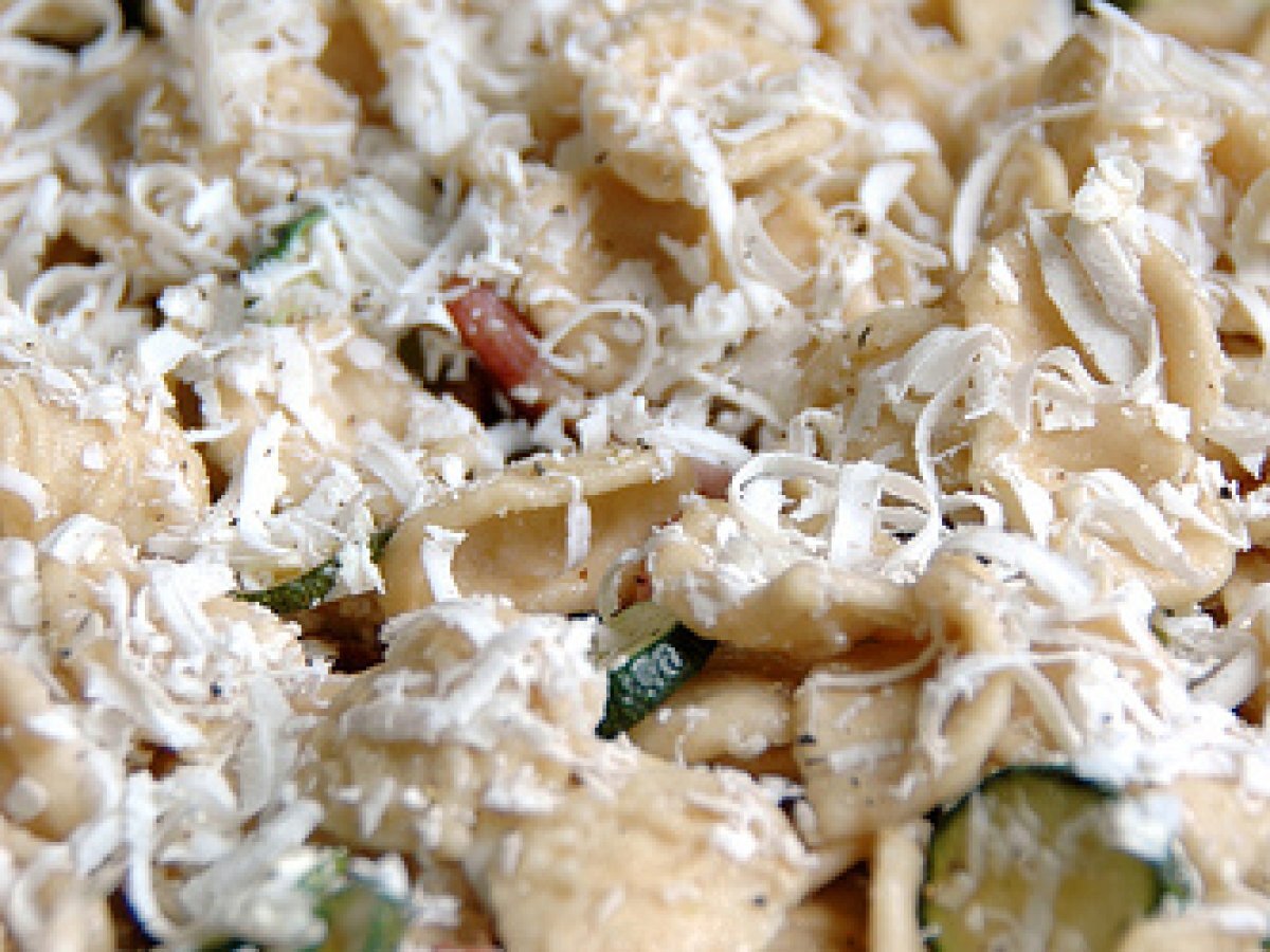 Orecchiette integrali con zucchine, pancetta e ricotta salata