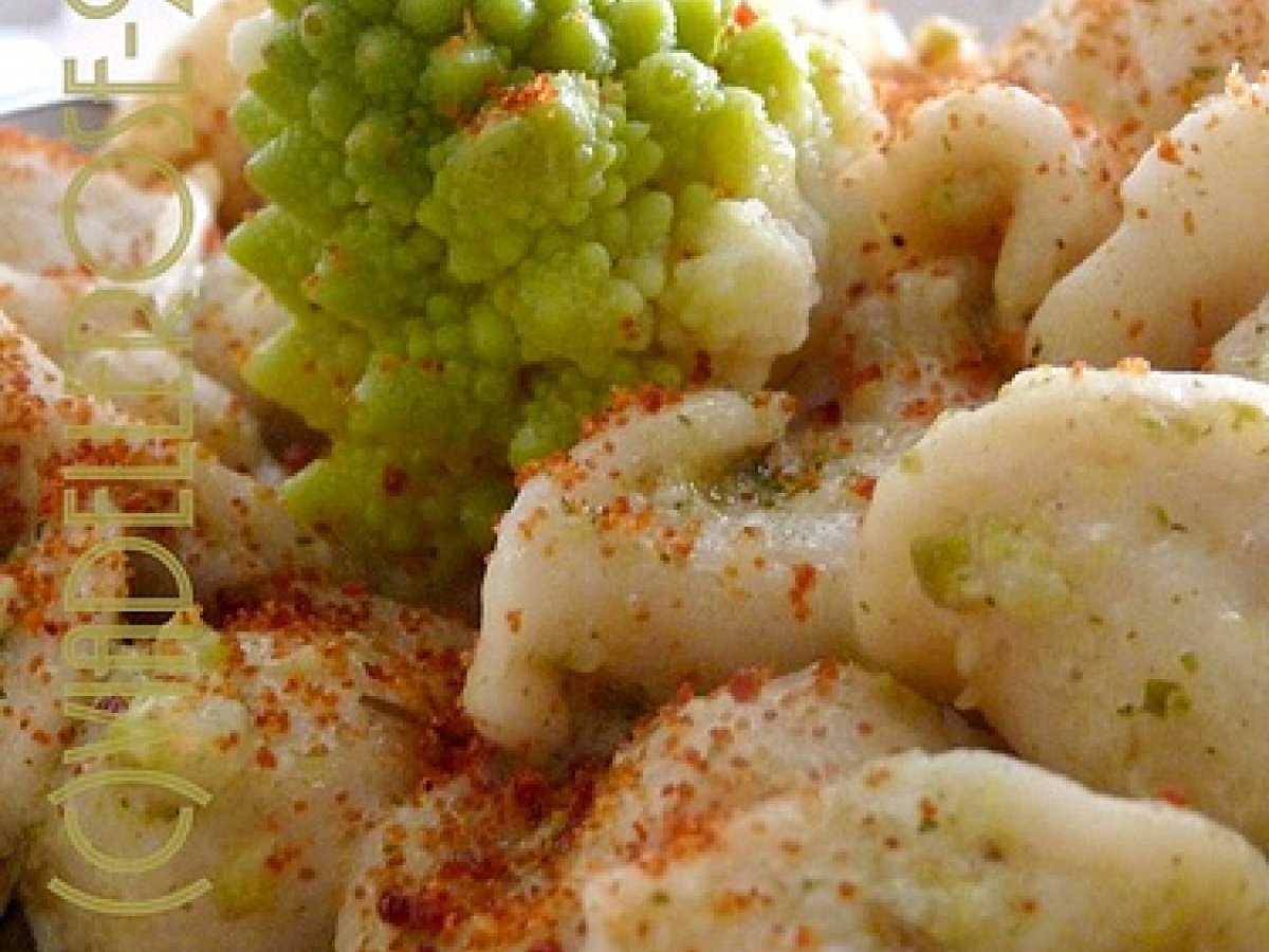 Orecchiette pugliesi con broccolo romano, tapenade verde e bottarga di muggine