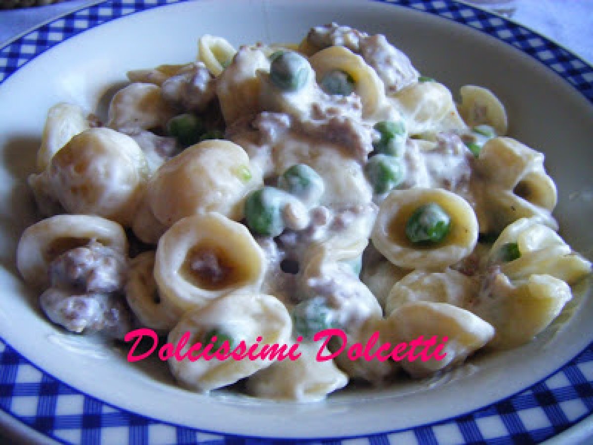 Orecchiette risottate con panna, salsiccia e piselli