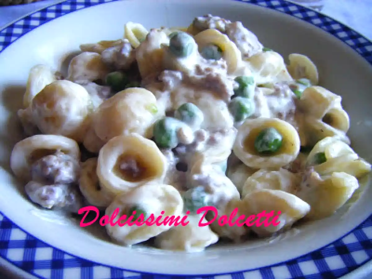 Orecchiette risottate con panna, salsiccia e piselli