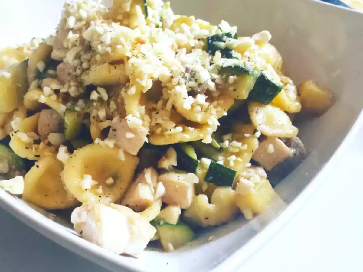 Orecchiette senza glutine con pesce spada, zucchine e granella di mandorle