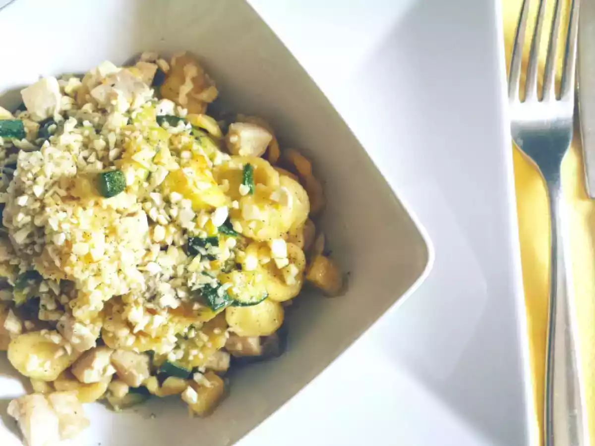 Orecchiette senza glutine con pesce spada, zucchine e granella di mandorle - foto 4