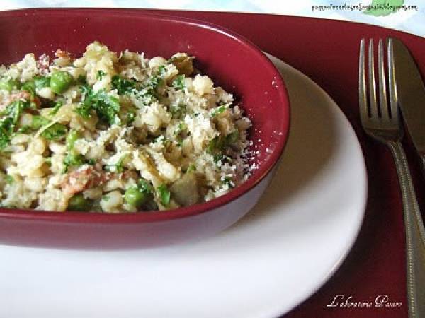 Orzo con carciofi, piselli e speck