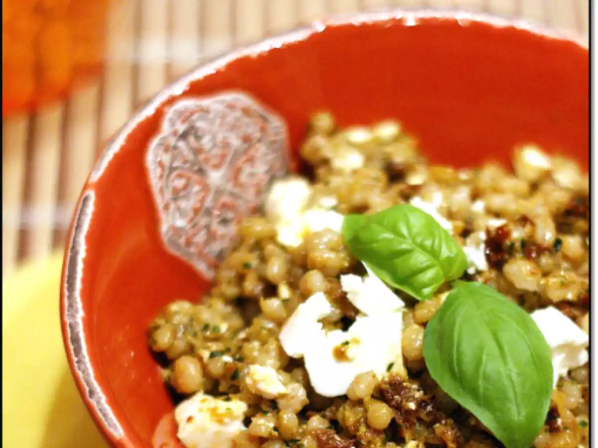 Orzo con pesto di pomodori secchi e feta