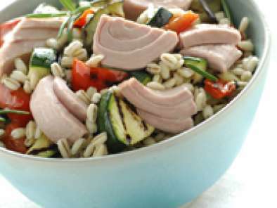 Orzo in insalata con tonno e verdure grigliate