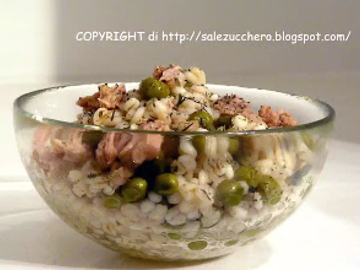 Orzo tiepido, tonno, piselli e polvere di menta