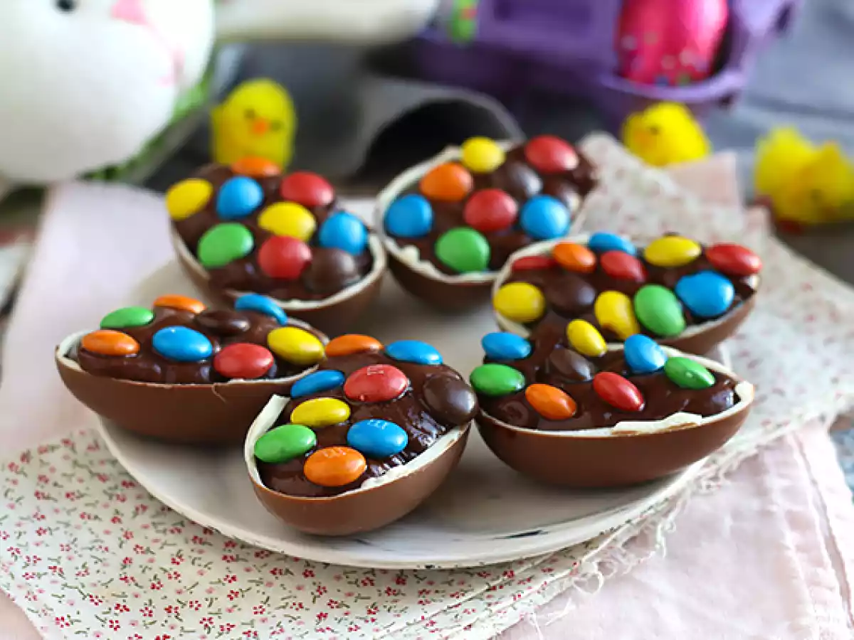 Ovetti di Pasqua ripieni con crema al cioccolato e m&m's - foto 3