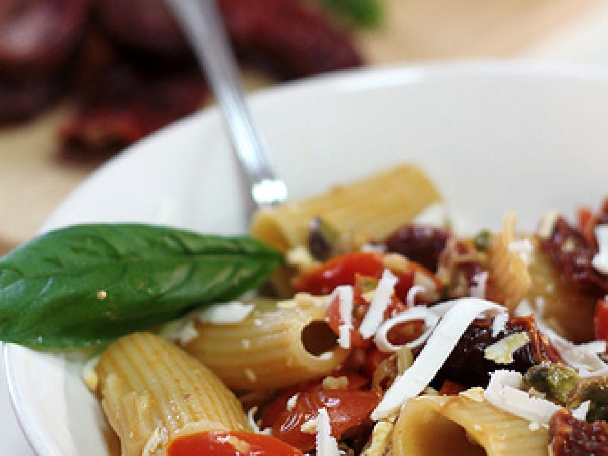 Paccheri ai due pomodori, pistacchi e ricotta salata