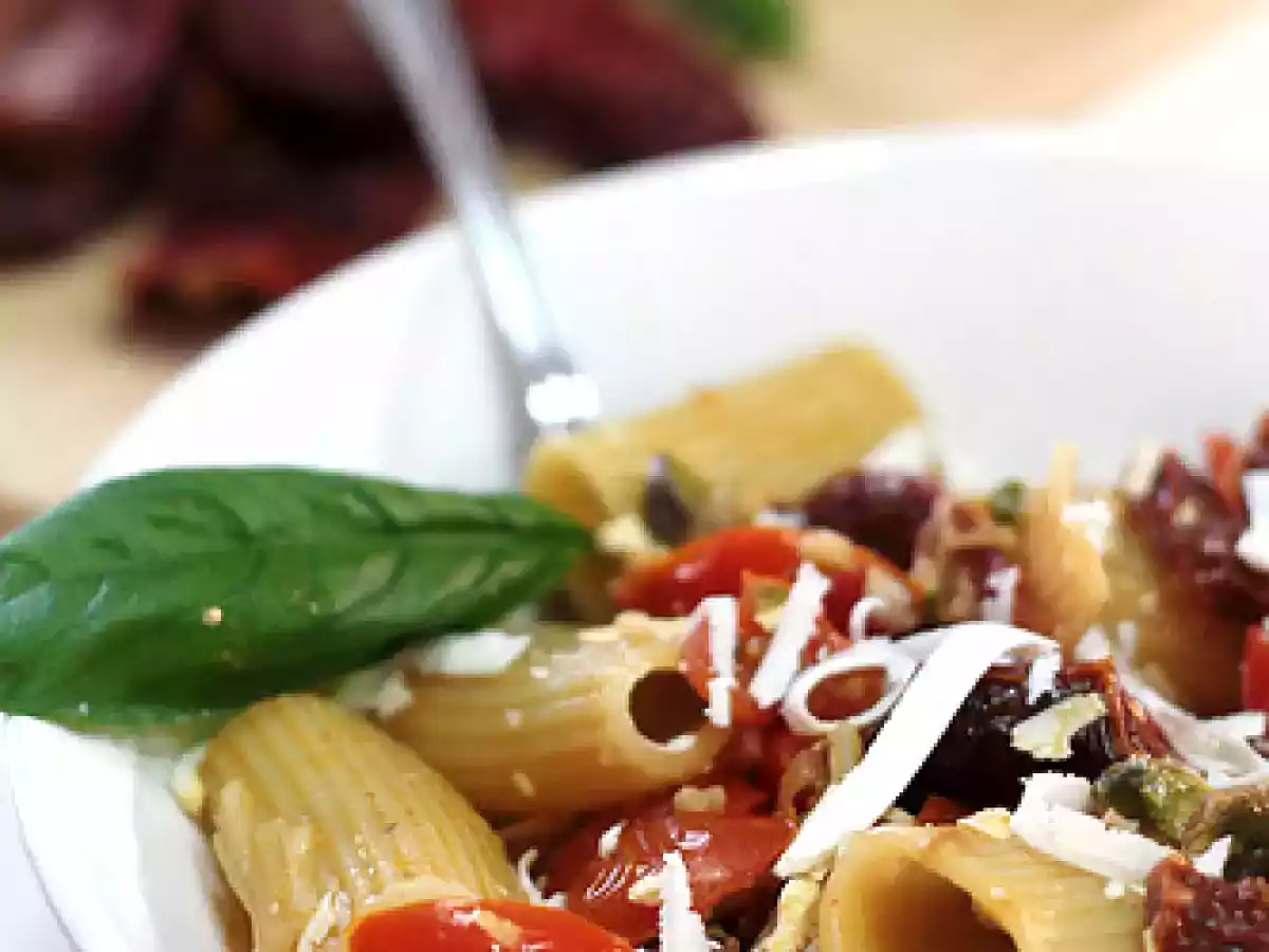 Paccheri ai due pomodori, pistacchi e ricotta salata