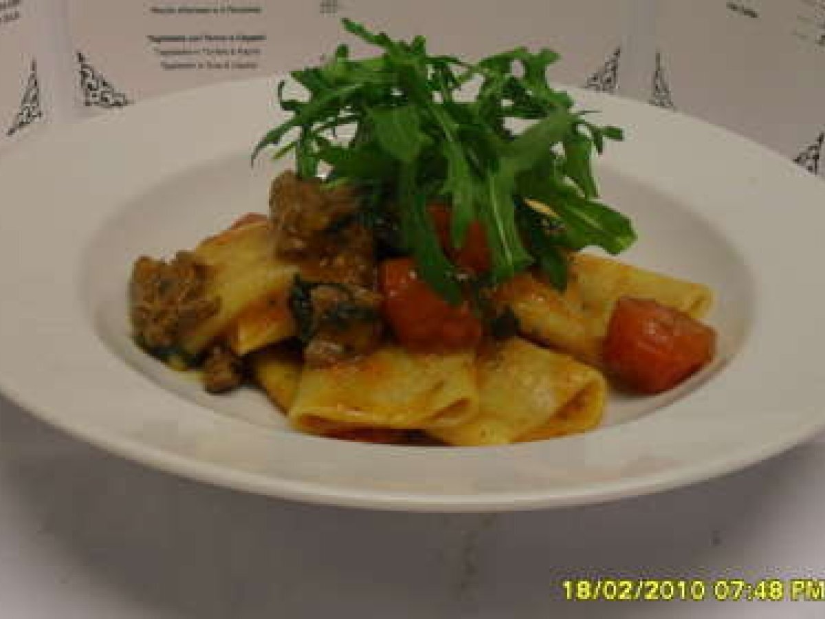 Paccheri ai stracci di manzo e rucola