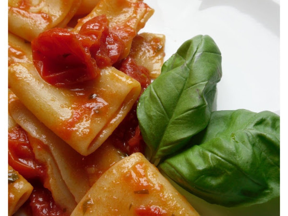 PACCHERI AI TRE POMODORI : fior di filetti - pomodori secchi - pomodorini - foto 3