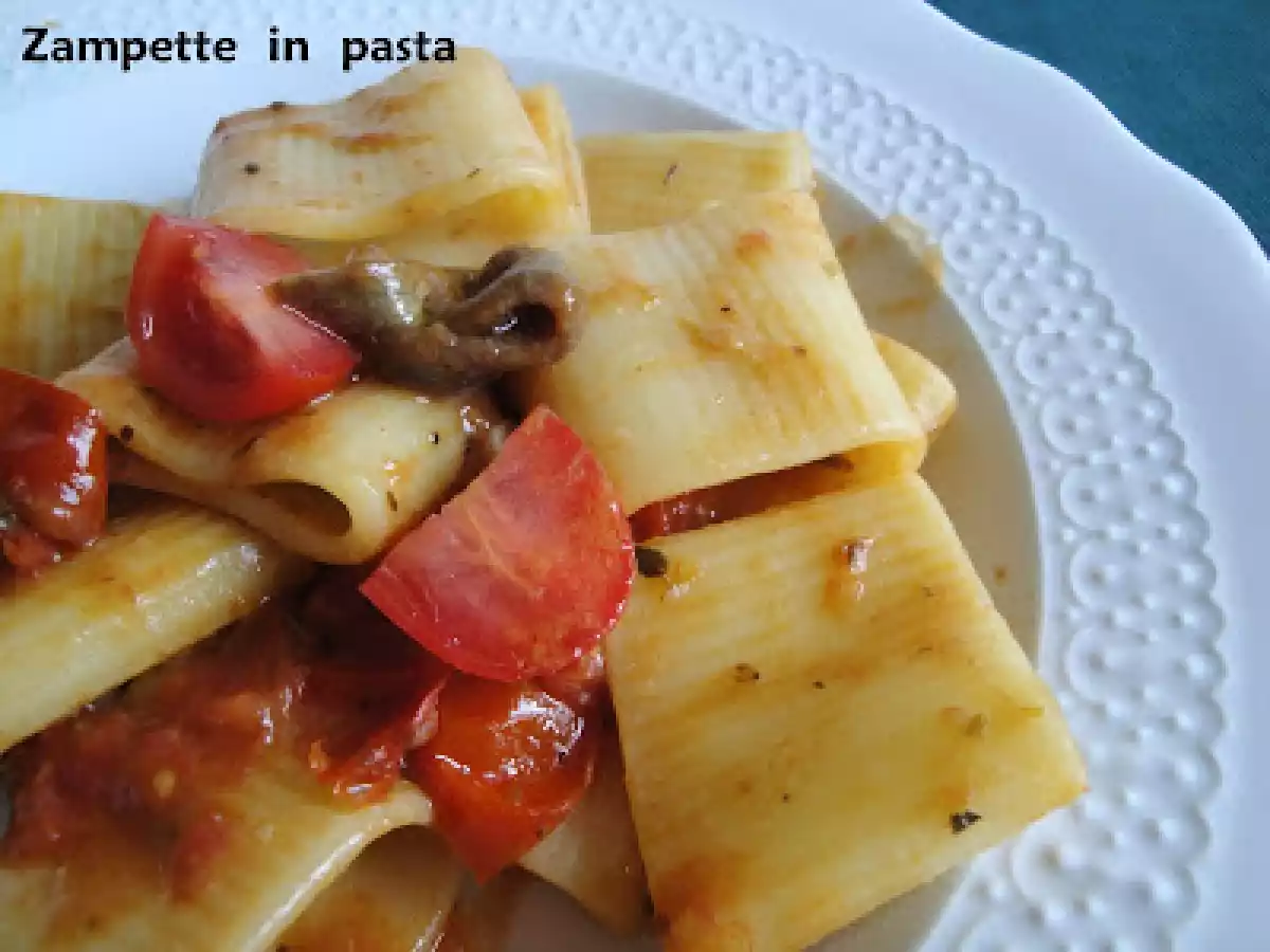 PACCHERI CON ALICI E POMODORINI